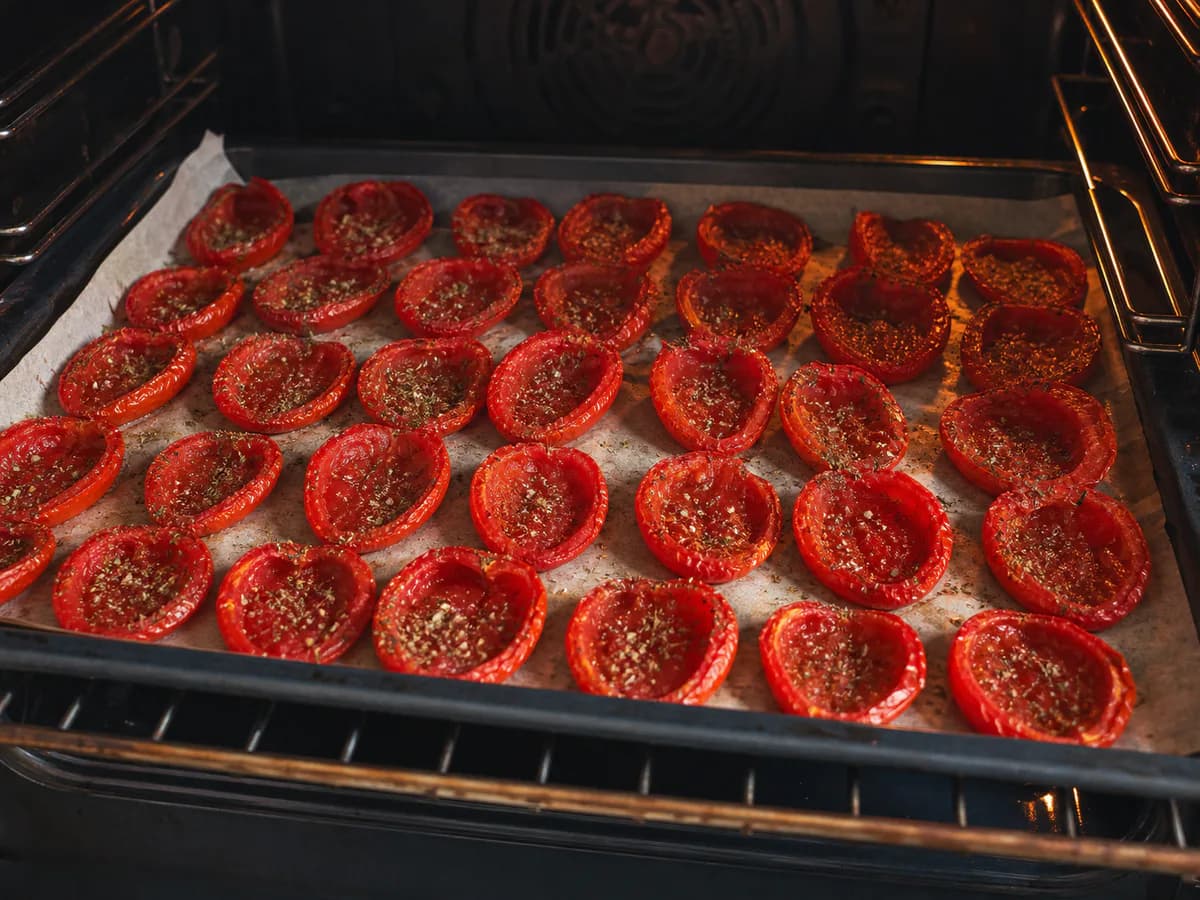 Preparação de Tomate Seco Caseiro à Moda Antiga durante a confeção