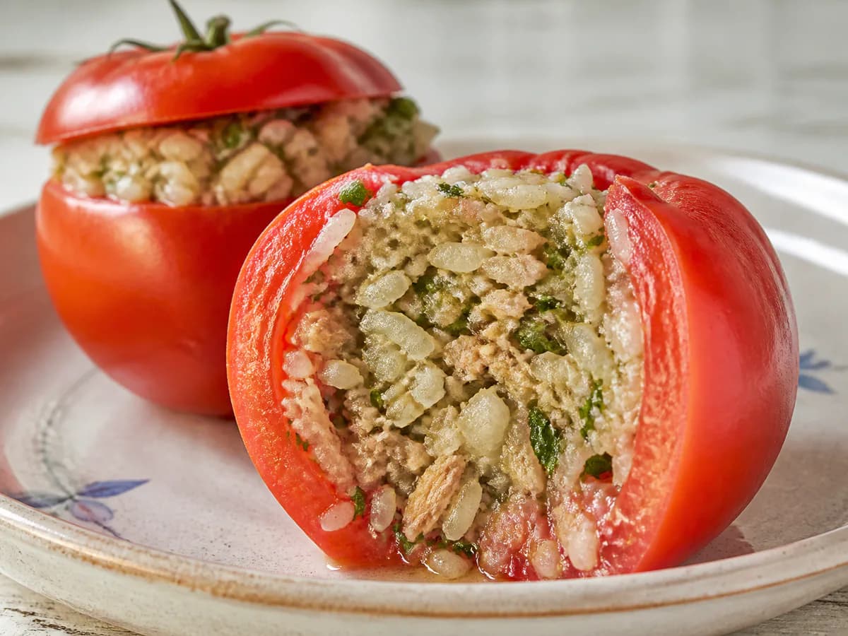 Pormenor de uma porção de Tomates Recheados Com Arroz E Atum