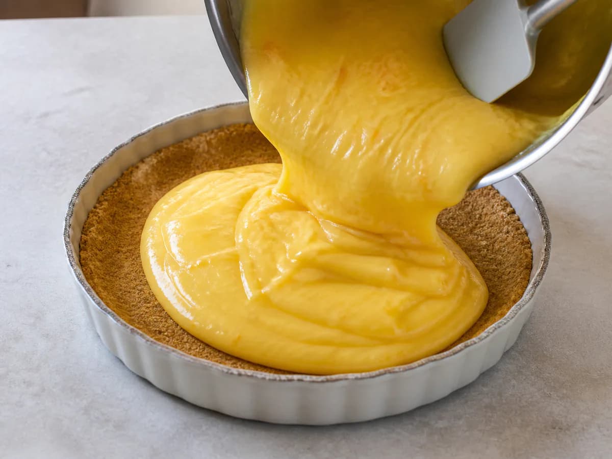 Preparação de Torta com Recheio de Brigadeiro de Laranja durante a confeção