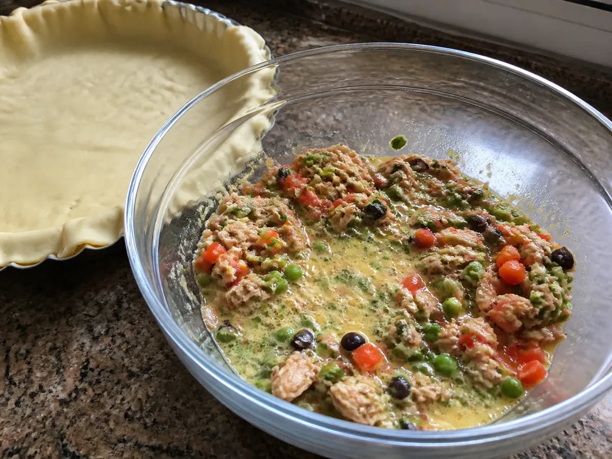 Preparação de Torta de Atum Clássica à Portuguesa durante a confeção