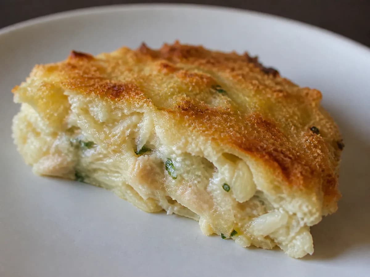 Pormenor de uma porção de Torta de Bacalhau Cremosa