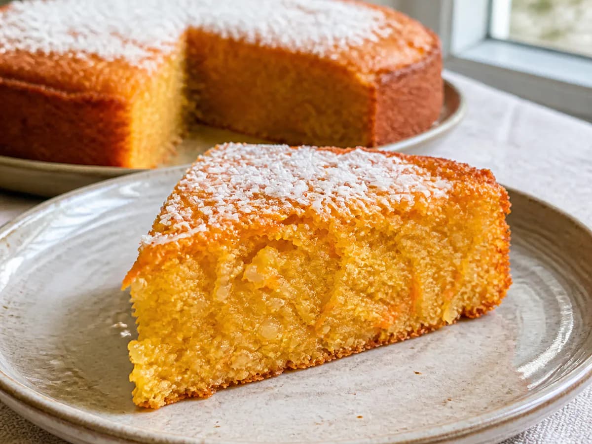 Pormenor de uma porção de Torta de Cenoura com Amêndoa e Coco Muito Boa