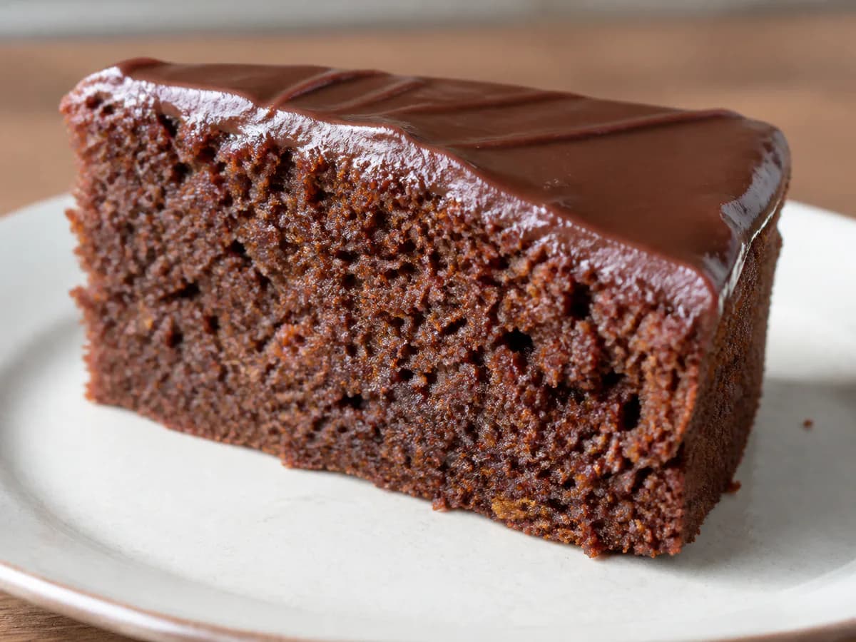 Pormenor de uma porção de Torta de Cenoura e Chocolate