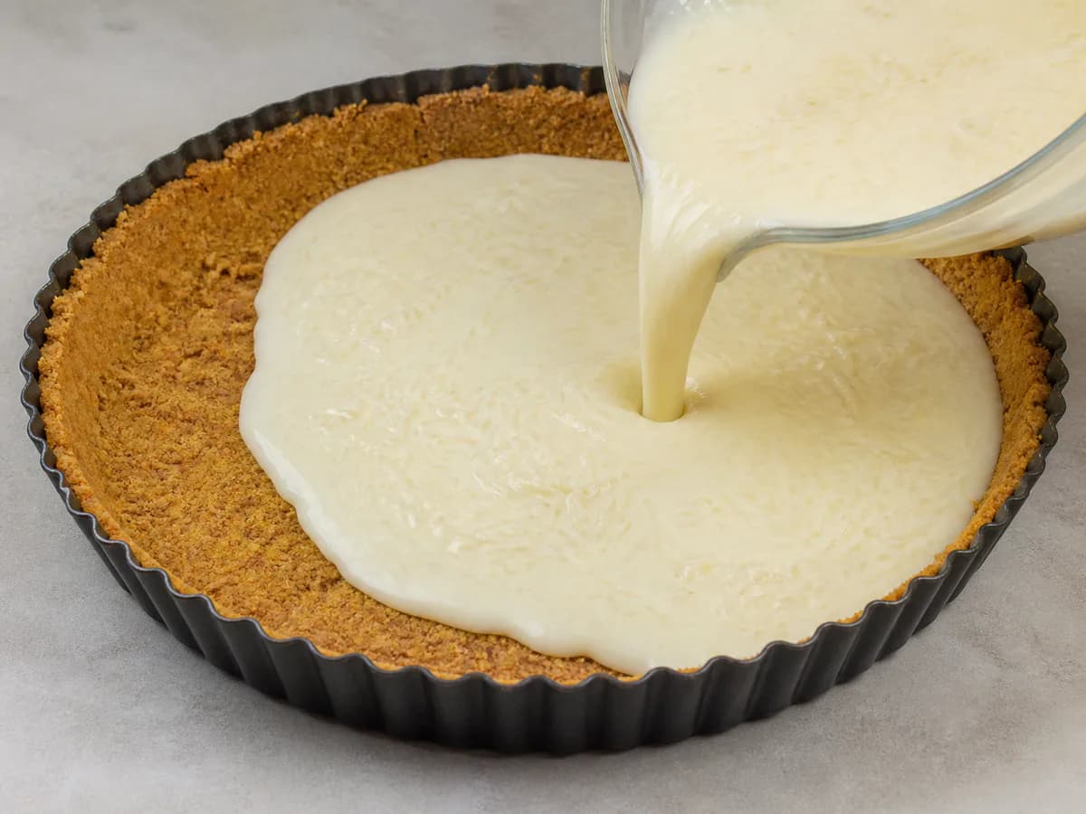 Preparação de Torta de Coco Cremosa durante a confeção