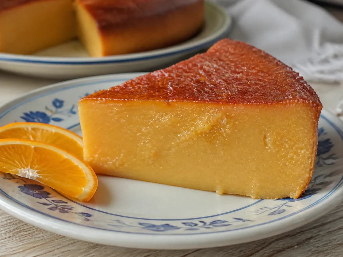 Pormenor de uma porção de Torta de Laranja e Leite Condensado Cozido