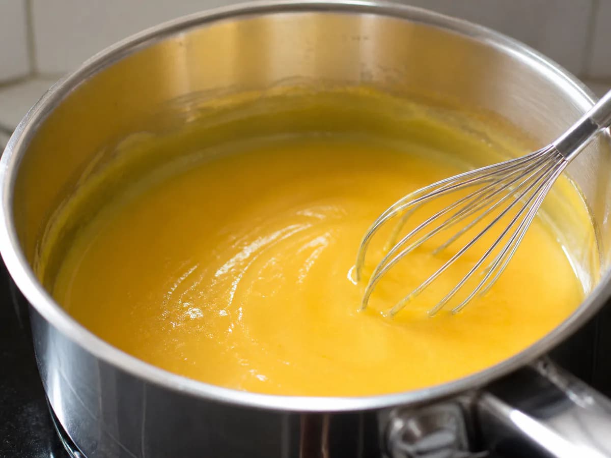 Preparação de Torta de Laranja e Ovos Moles durante a confeção