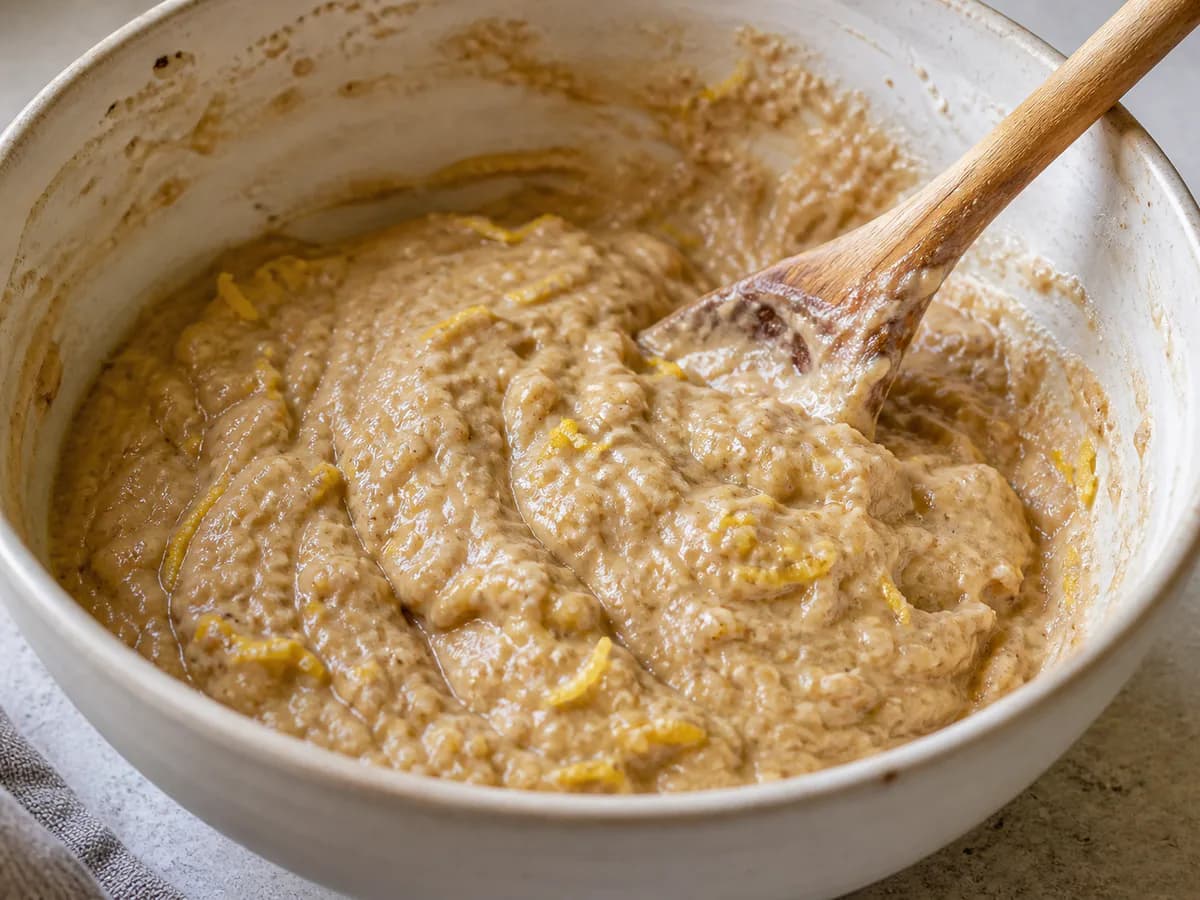 Preparação de Torta Rústica de Banana e Canela durante a confeção