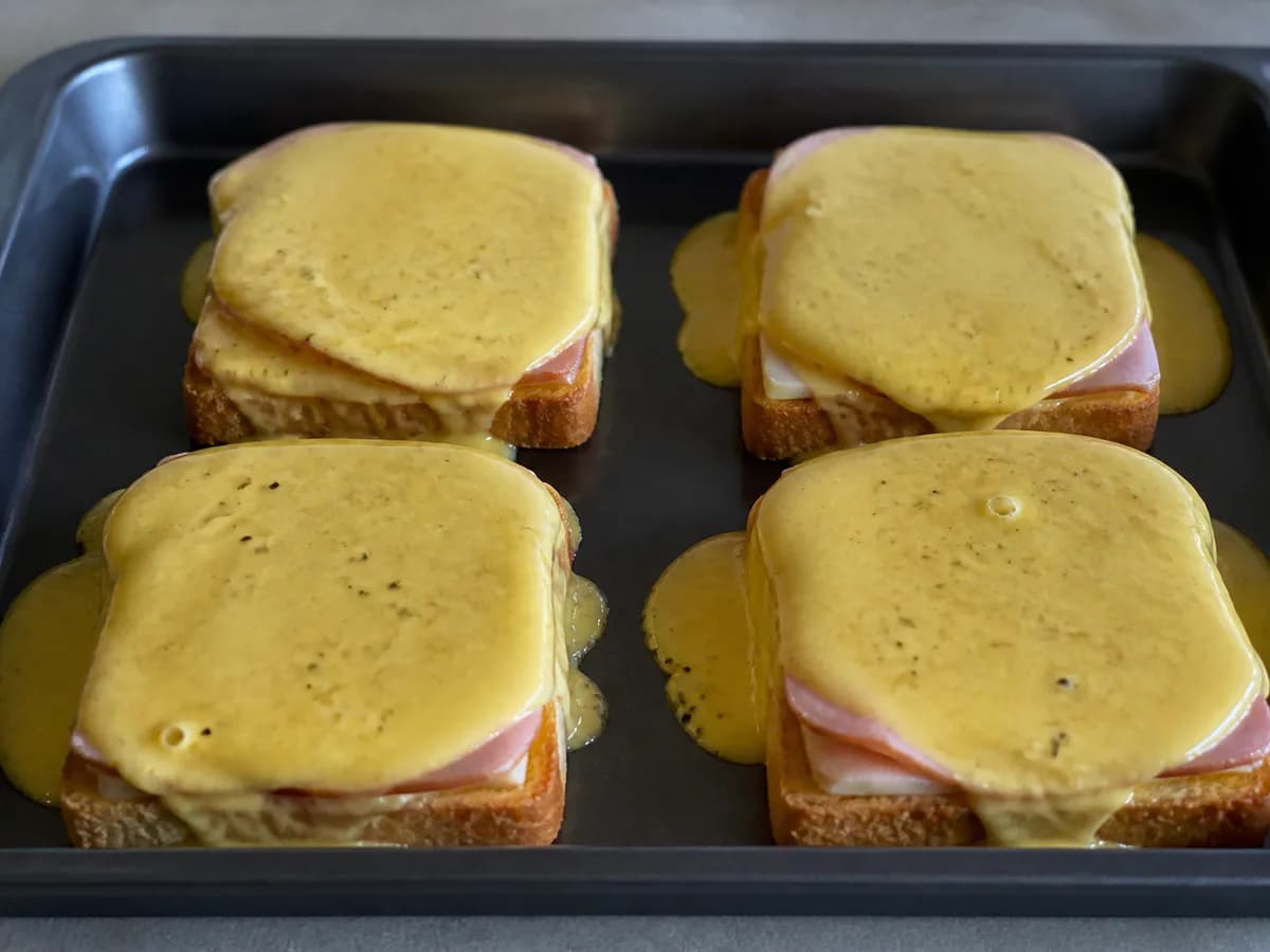 Preparação de Tostas de Ovo Recheadas durante a confeção