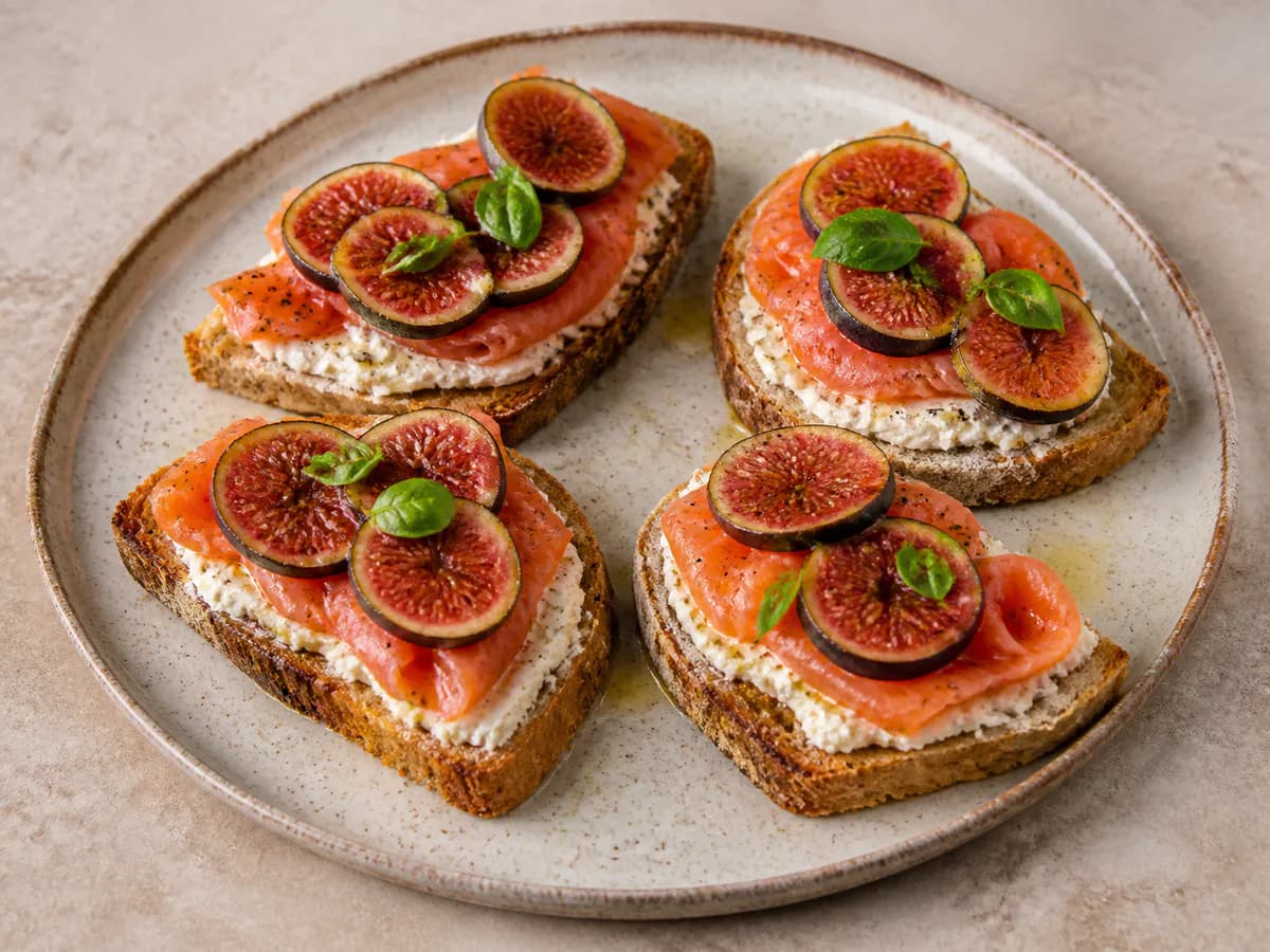 Tostas de Salmão Fumado e Figo com Queijo de Cabra