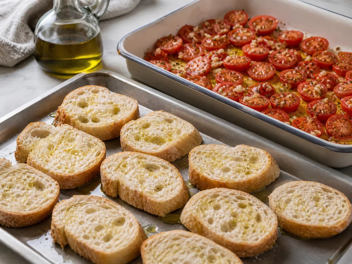 Preparação de Tostinhas de Queijo e Tomate Cherry durante a confeção