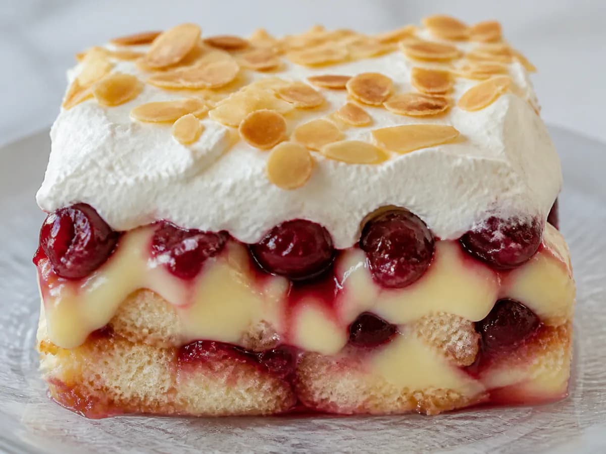 Pormenor de uma porção de Trifle de Cereja à Portuguesa