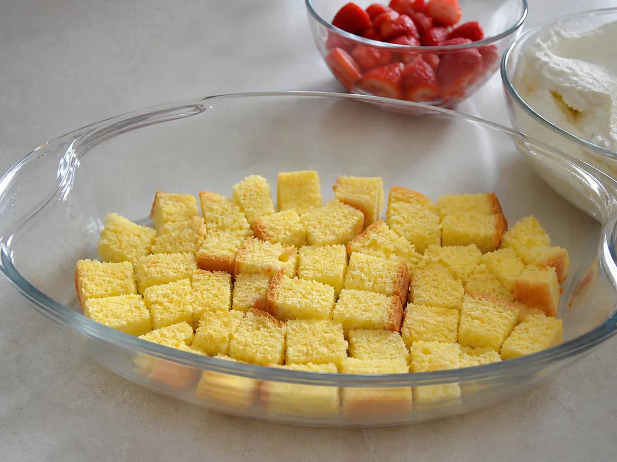 Preparação de Trifle de Morangos Cremoso durante a confeção