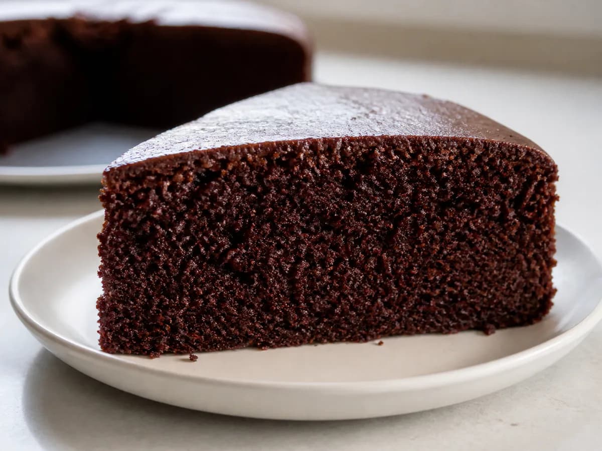 Pormenor de uma porção de Bolo de Chocolate Que Nunca Falha