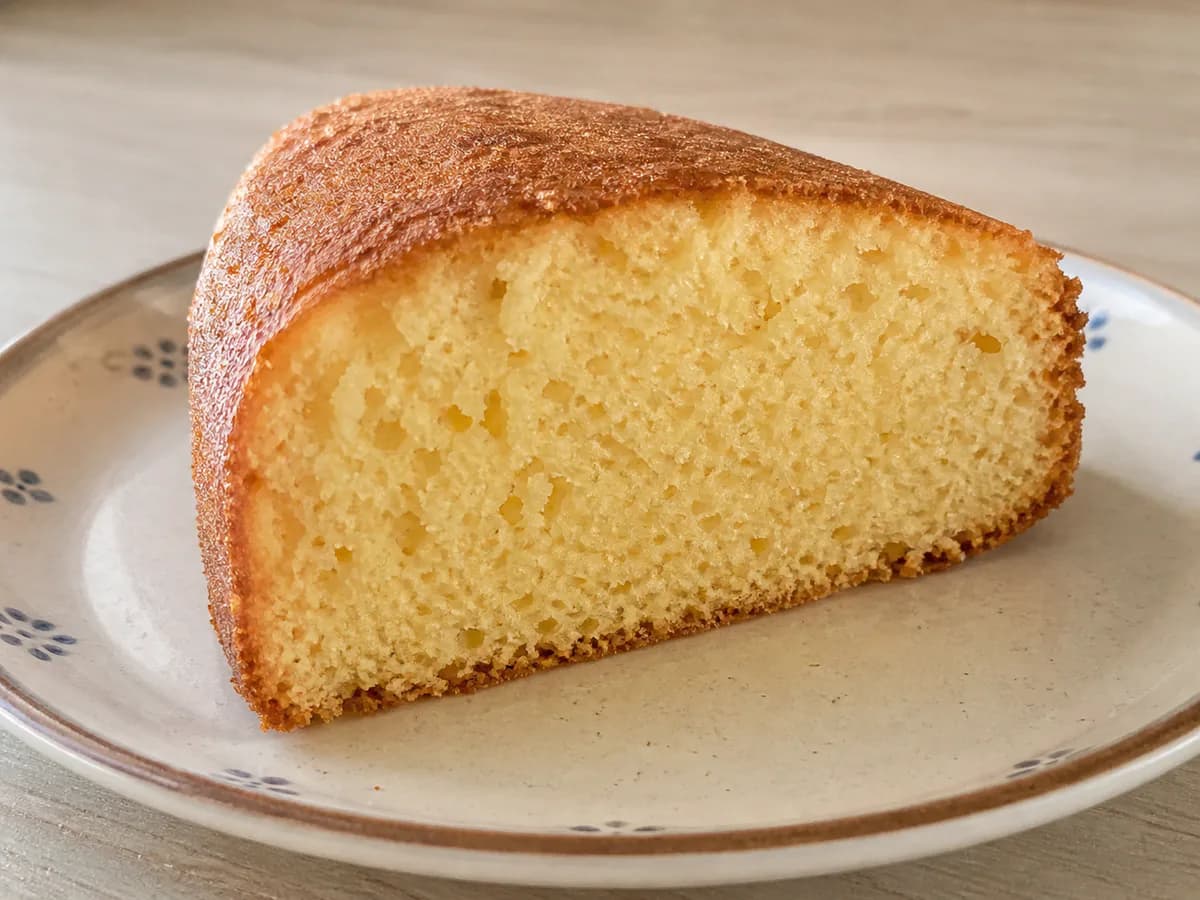 Pormenor de uma porção de Bolo de Iogurte Que Sai Sempre Bem