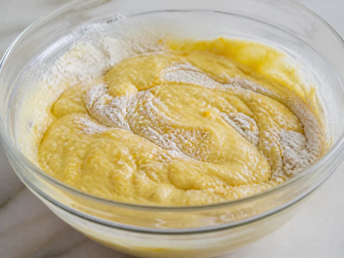 Preparação de Bolo de Limão e Laranja com Yogurte durante a confeção