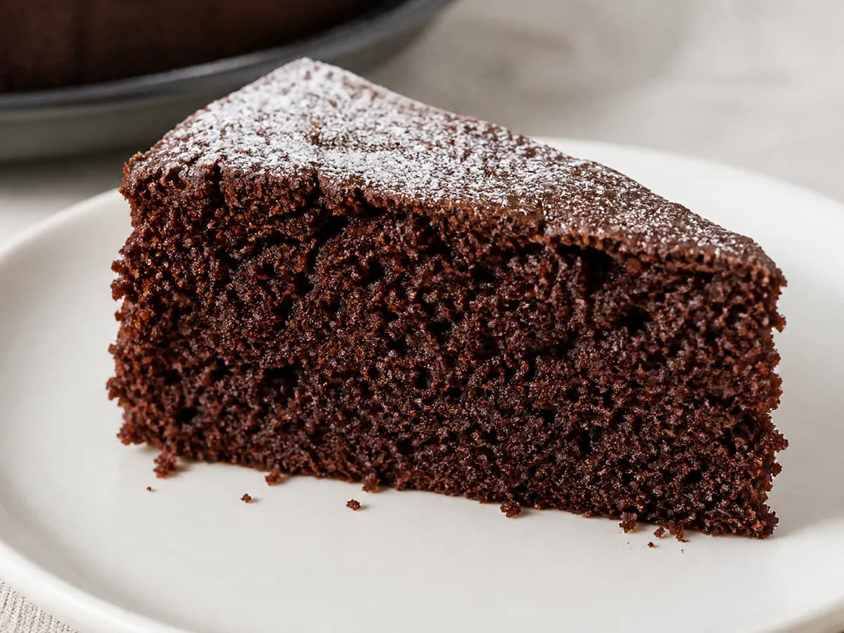Pormenor de uma porção de Um Delicioso Bolo de Chocolate