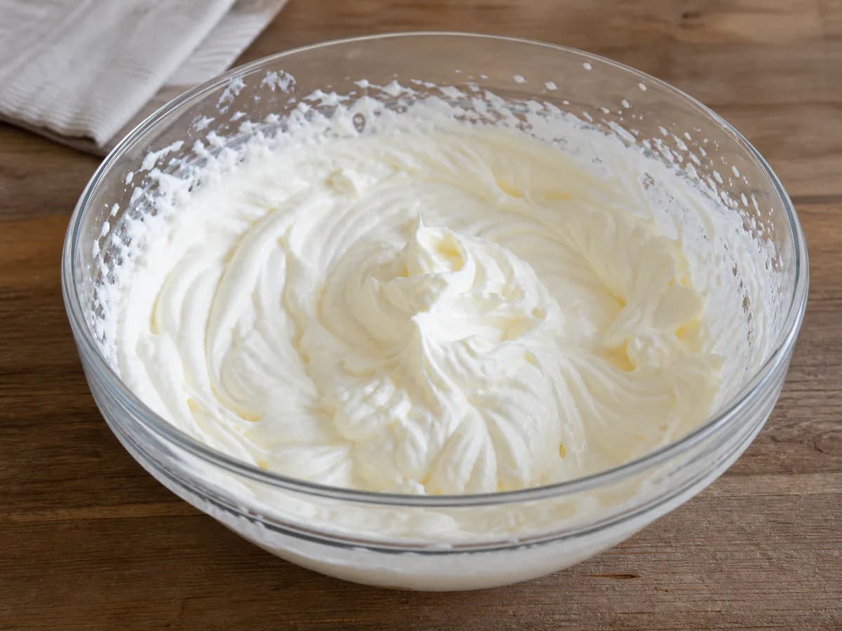 Preparação de Trifle de Bolacha e Frutos Vermelhos Super Prático durante a confeção