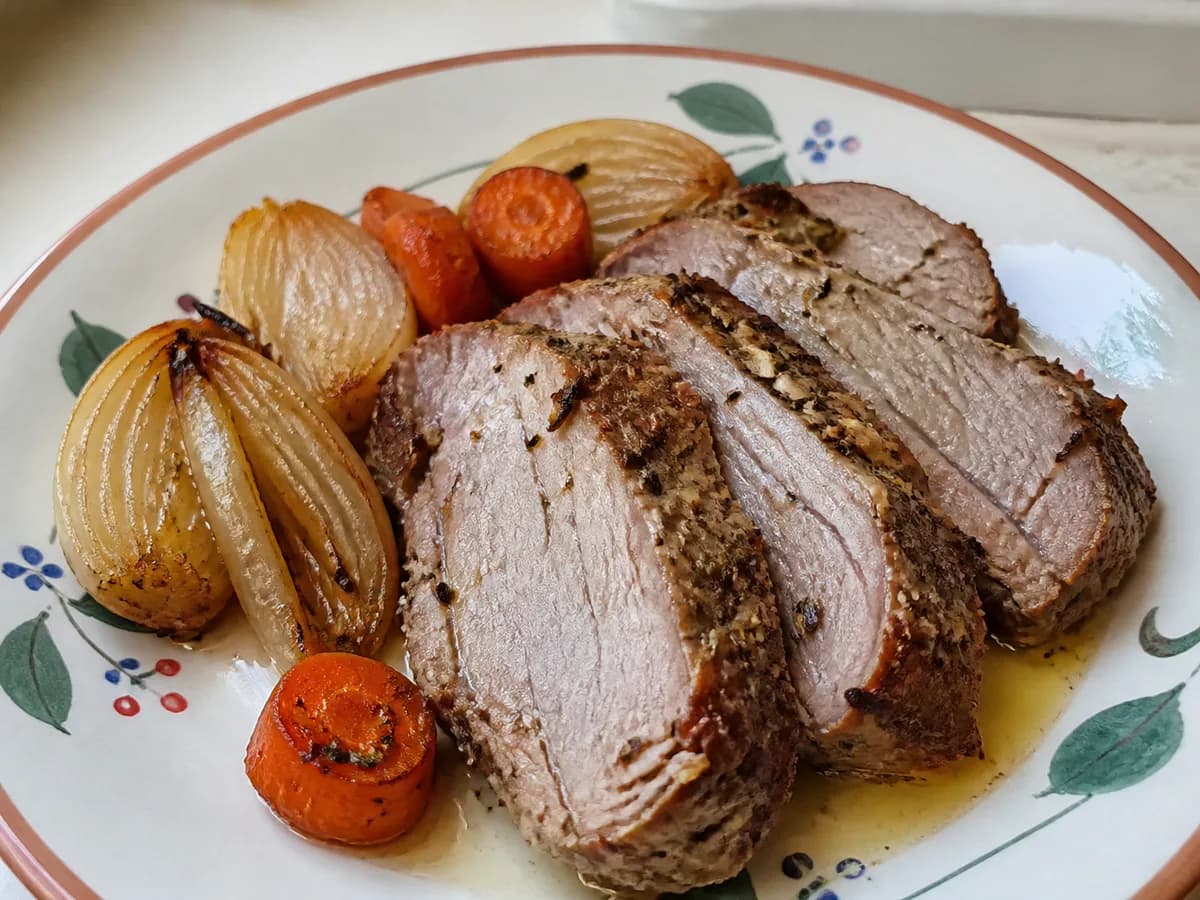 Pormenor de uma porção de Vitela Assada no Forno com Ervas Aromáticas