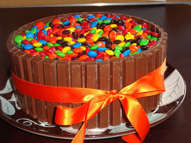 Bolo de Aniversário de Chocolate, Kit-kat e M&M´s