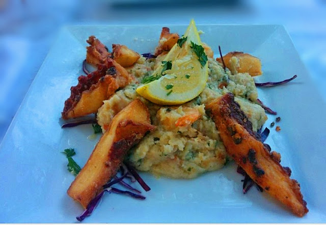 Polvo Frito com Migas de Camarão e Coentros