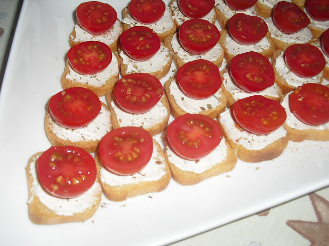 Tostinhas de Queijo e Tomate Cherry