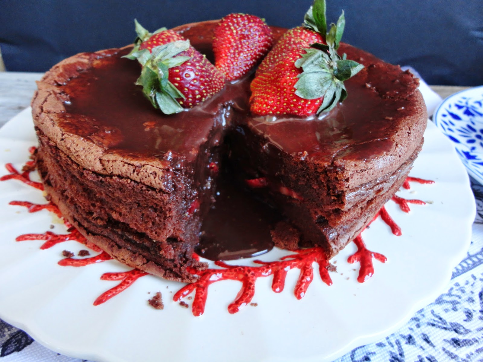 Bolo de Chocolate Recheado com Morangos e Praliné