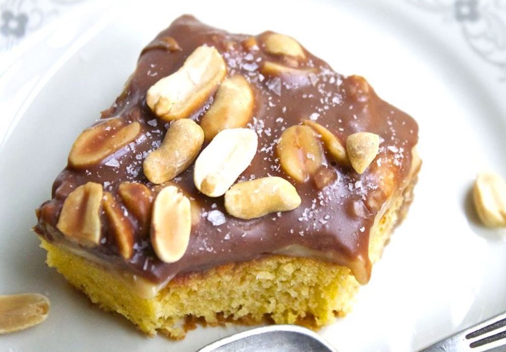 Bolo de Cenoura com Cobertura de Caramelo e Amendoim