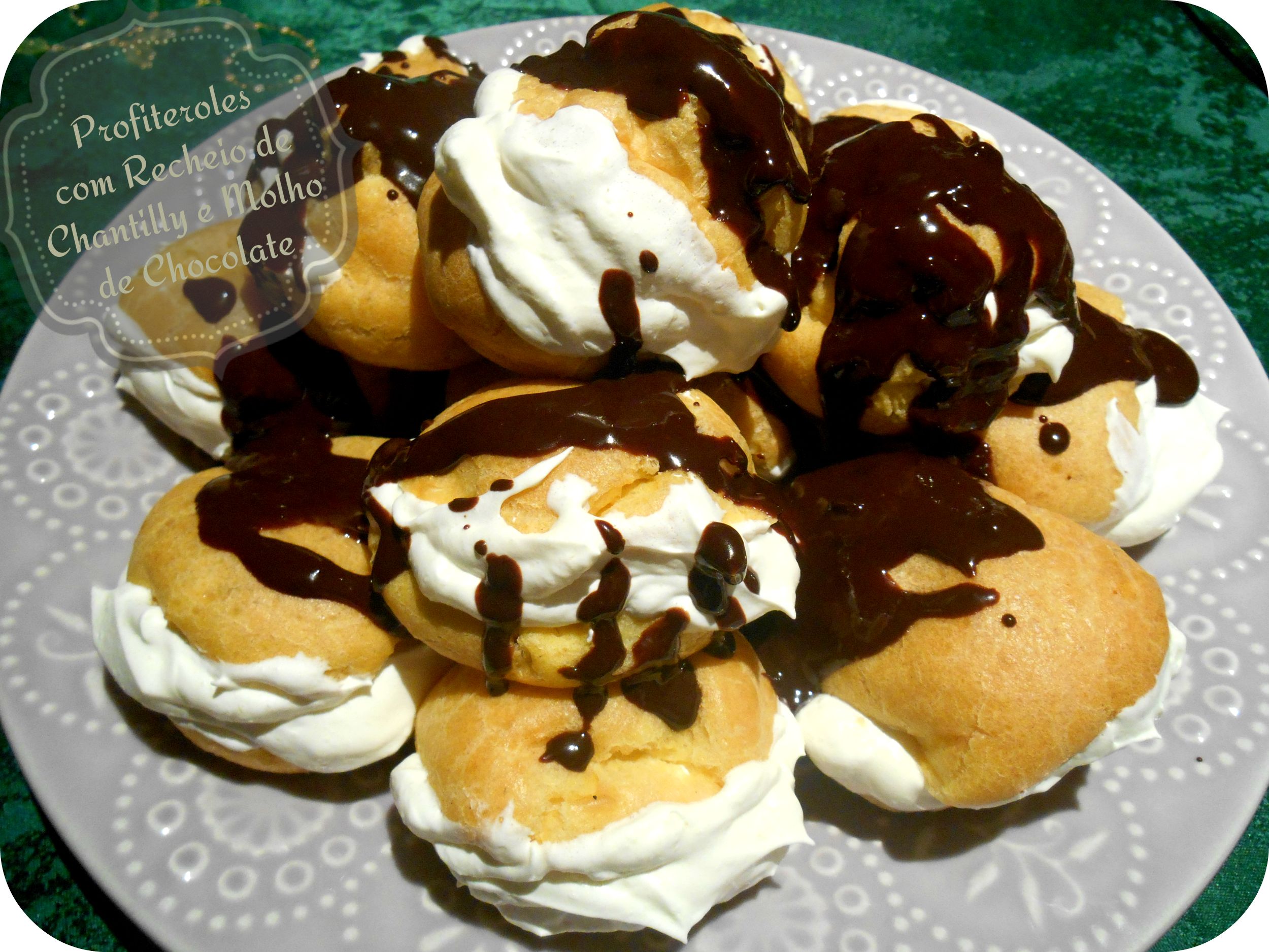 Profiteroles com Recheio de Chantilly e Molho de Chocolate