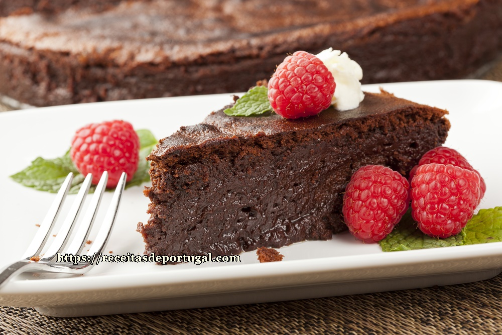 Bolo de Chocolate Cremoso em 20 Minutos